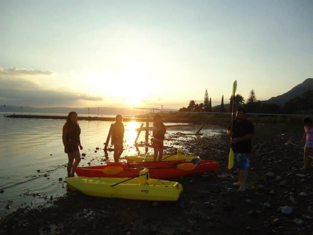 Kayaks a atardecer